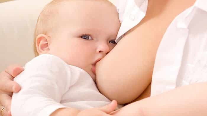 Las hojas de Moringa aumentan la leche materna en madres lactantes