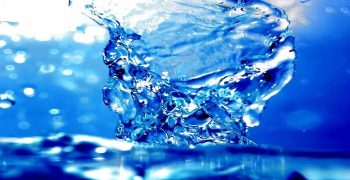 beneficios del agua alcalina