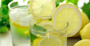 beneficios del agua de limon