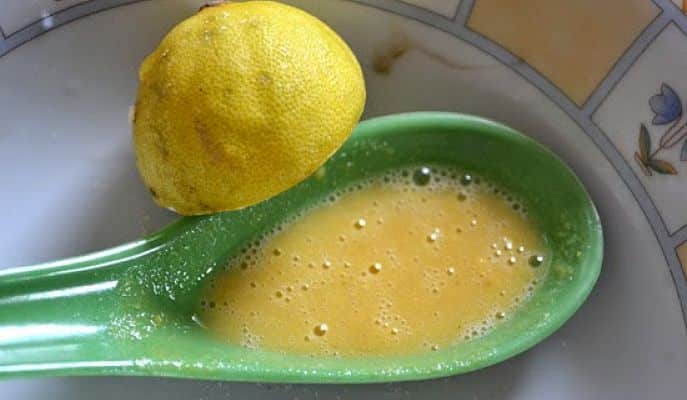 El limón es perfecto para cubrir los grises y aumentar el crecimiento del cabello