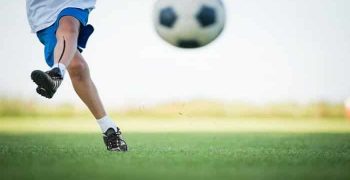 beneficios de jugar fútbol