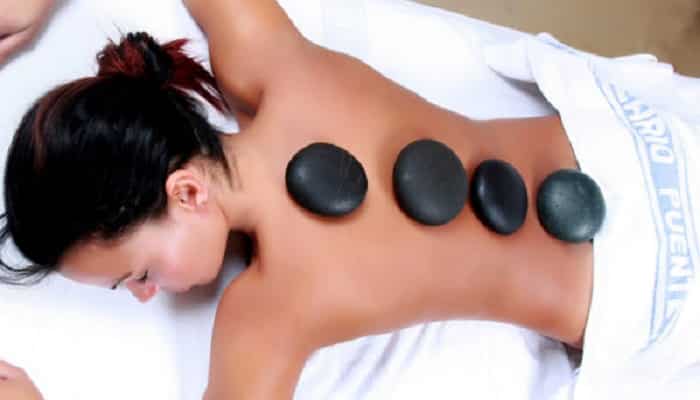 masaje con piedras calientes