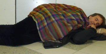 dormir en el piso