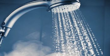 ducha de agua caliente