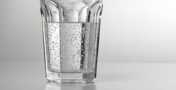 beneficios del agua carbonatada