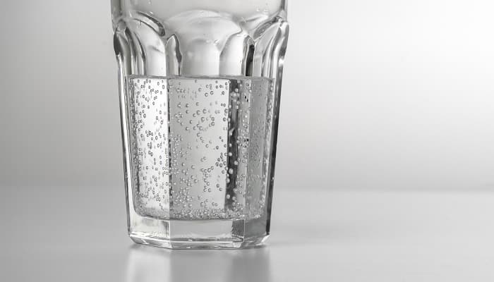 beneficios del agua carbonatada